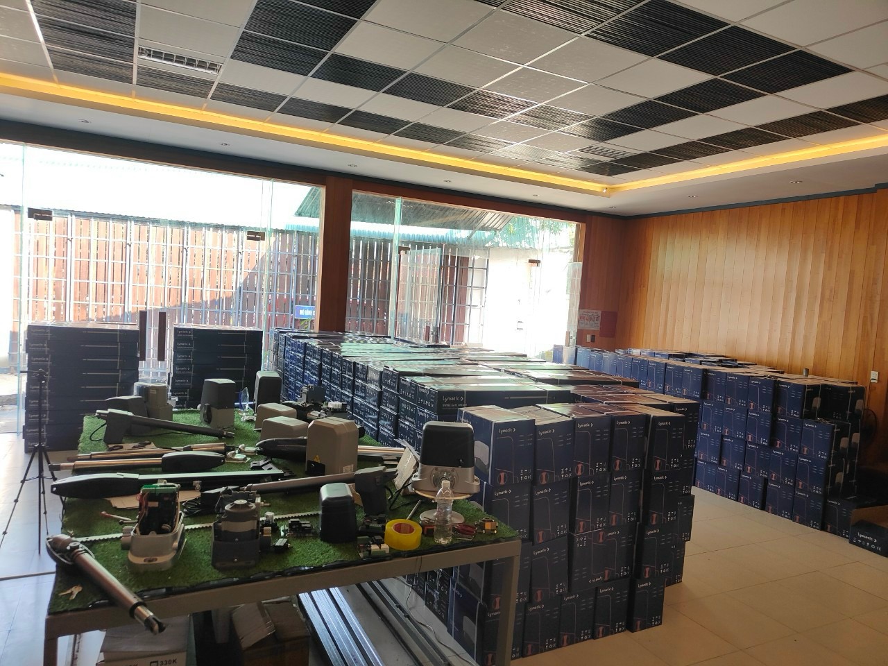 showroom cua cong tu dong